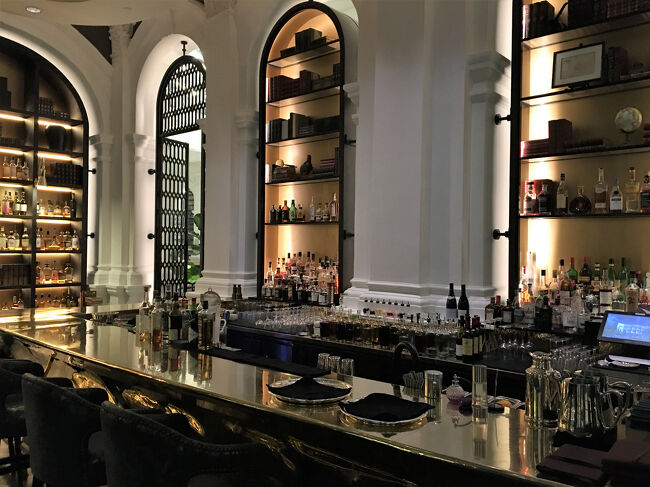 【 Writers Bar 】<br />https://www.raffles.com/singapore/dining/writers-bar/<br /><br />到着日の21時頃から，ANDRE MALRAUX と JOSEPH CONRAD を随えて，ゆうすけと「ライターズ・バー」に繰り出しました。