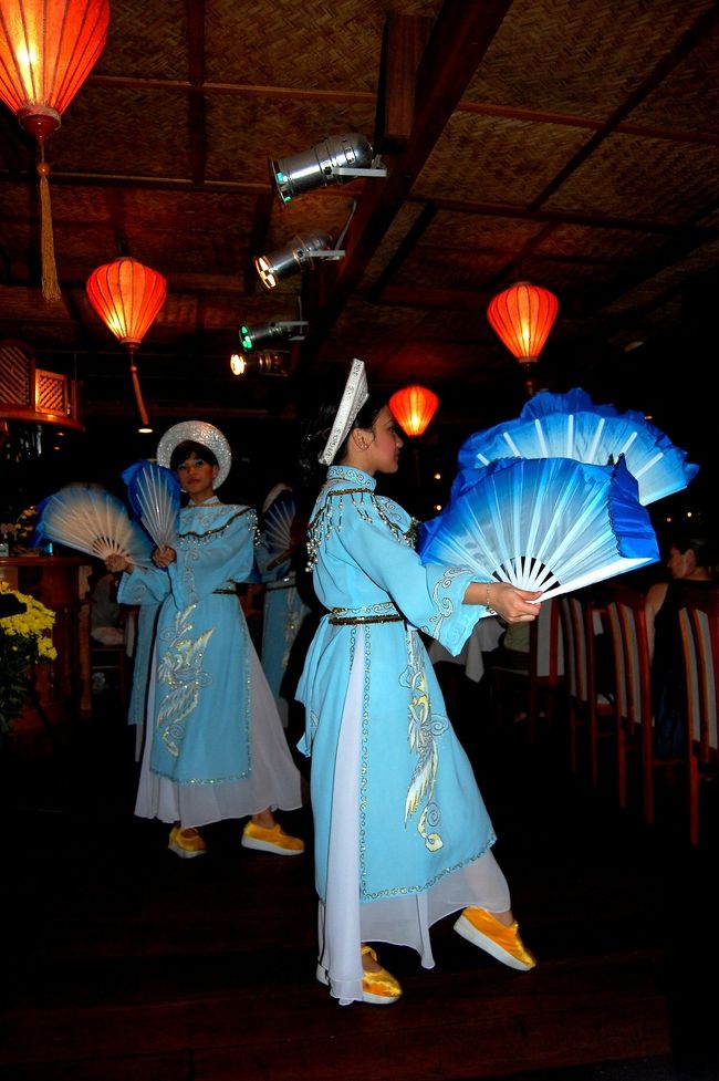 ホーチミン72時間の旅 5 3日目の夜は ボンサイ号 に乗ってサイゴン川のクルーズと船上の民族舞踊と音楽を楽しむ ホーチミン ベトナム の旅行記 ブログ By Kojikojiさん フォートラベル
