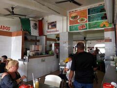 ここは、市場23にある食堂、「EL PAISANO DEL 23」です。
タコスとトルタスが専門みたいです。
