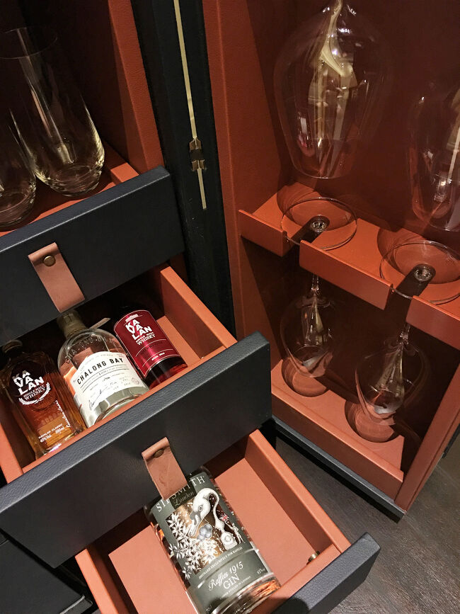 グラスも収納されています。<br />Sipsmiith Raffles 1915 Gin (700ml) は，S$ 198