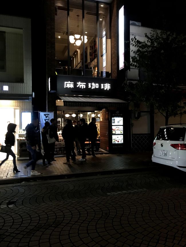 歩いてすぐわかるお洒落感。夜二十時くらいですが、人でにぎわっています。