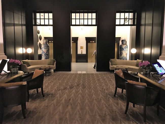 大階段の下は，レジデンツ（宿泊客）しか入れないフロント・ロビー。その奥がエレベーター・ホールになっています。<br /><br />チェックインは各スイート（客室）で行われます。