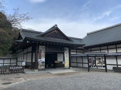 彦根藩の政庁だった表御殿を復元した彦根城博物館。代々箱根藩主であった井伊家の赤備えの甲冑や刀剣、美術品などが展示されている。