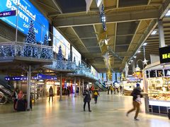 ミュンヘン中央駅はクリスマスの名残なのかイルミネーションが鮮やかでした。
終着駅のため、何本もの列車が停車しており大きな駅でした。