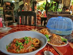 「Khao Soi Pa Orn」というカオソーイの人気店に入りました。
カオソーイといっても、チェンマイで食べたココナッツミルク風味のカレースープとは違い、ラオスやシーサンパンナ(西双版納,中国雲南省南部のタイ族自治州)風の担々麺のようなもの。

幅広のセンヤイ麺に豚ミンチの肉味噌が乗せられ、トッピングとしてケープムー(10B)を入れました。それに赤飯と間違えそうな、豚の血を混ぜて作ったカオガンジン(20B)というご飯を食べました。

きしめんのような太麺は好みじゃないので、40B(145円)のカオソーイの満足度は今一つでした。