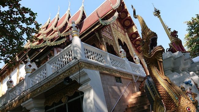 荷造り＆チェックアウトを済ませてから、荷物をフロントで預かってもらい出発。<br /><br />ホテル前にいた陽気なおっちゃんのトゥクトゥクに乗り、旧市街を北に外れたところにあるワット・クータオへ。<br />小さくて静かなお寺で、観光客は誰もいません。<br />