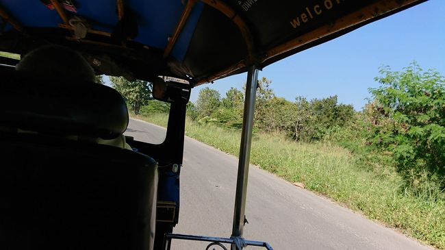 当初、ワット・クータオで下ろしてもらったらあとはぶらぶらと1日かけて旧市街を歩こうと思ってたのですが、おっちゃんに半日ツアーの営業をされ(笑)、せっかくだからちょっと足をのばすことに。<br /><br />田舎道をトゥクトゥクでびゅんびゅん飛ばすのも爽快♪