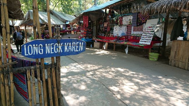 首長族・カレン族の村。