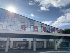 こちらが萩・石見空港です。
約９年ぶりに来ました。

ANAのみ運航している地方の小さな空港。
私、思い返してみるとJALに乗ったことが１度もないのです。

小さいころから、飛行機＝ANAだと思っていたんですよね。
最近、友人に聞くと90％が ANA or JAL ならJAL、
マイルを貯めるならワンワールド、というので
なぜ我が家はANAなのか、という疑問があったのですが。
理由をこの空港で見つけました。
母の実家がこちらの空港の近くなので、
ANAしか選択肢がなかったということでしたね。笑