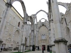 エレベーターの上の階から西へ抜けて、カルモ教会へ。
こちらでお手洗いかりれました。