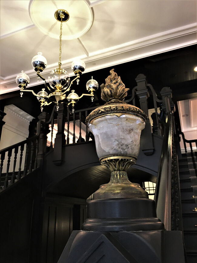 階段の欄干がみごと。