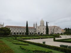 ジェロニモス修道院に戻ってきました。
入場券を買うのにすごい列ができていましたが、せっかくなのでここは並びました。
30分以上並んだと思います。
うろ覚えですが、ベレンの塔と共通のチケットもあり、それらのチケットを持っている人は並ばずにスッと入れていました。