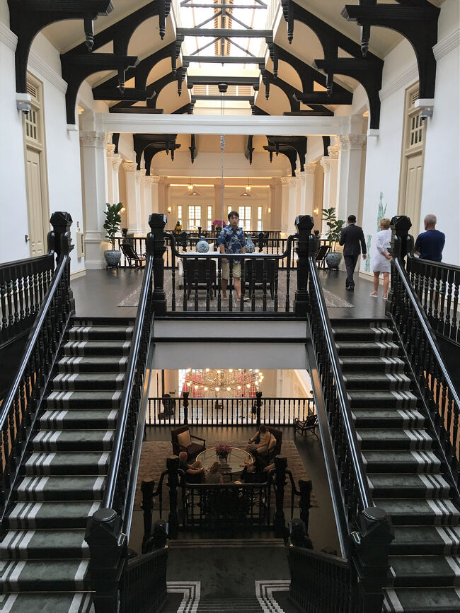 メインビルディングの3階（ヒストリー・ツアーにて）。<br /><br />写真の手前側には，エレベーターホールと，フィットネスセンター＆プールへの入口があります。<br />奥がホテルの正面で，古いアップライト・ピアノが置かれています。