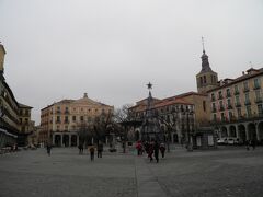そして旧市街を散策していると、カテドラルが広場の側にあった。