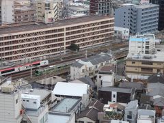 眼下に池袋駅を発車した山手線。