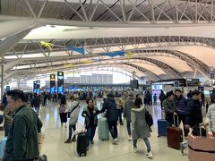 　今回は関西空港から出発です。年始の関西空港。やっぱり混雑しておりますが、昨年のGW辺りよりはマシかなあと。韓国人の分だけ人が少ないような気がします。