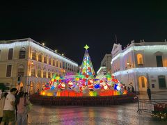 今度は夜に少し散歩してみました。マカオの中心的な観光地の「セナド広場」は、クリスマス？の装飾がしてありました。暑い国なので、装飾でクリスマスの感じを表現しているように見えます。