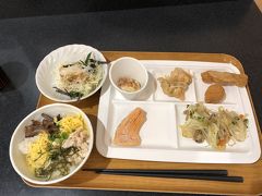 おはようございます。
今回は、朝食をつけました。
ホテルウエストコート奄美Ⅱの朝食は、
鶏飯があるのです(；´Д｀)

トッピングにフライドみかんの皮があって、
この香りがアクセントになってとても美味しい。
スープは水炊きみたいな鶏の出汁。
朝から美味しいです。

なお、昨日のお昼から３食連続で鶏飯なので、
私の身体のエネルギーは鶏飯からつくられている。