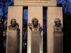 共和国記念碑
中央はビクター・アドラー、社会民主主義の創始者
右はフェルディナンド・ハヌシュ、現代福祉国家の創設者
左はヤコブ・ロイマン、ウィーン初の「赤」市長
