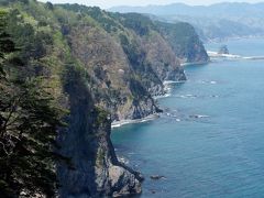 鵜ノ巣断崖

眼下に見える海沿いの細い道から急坂を上り、三陸復興国立公園に属する景勝地に到着です。この先はみちのく潮風トレイル未開通(当時：2019年6月開通)区間です。


鵜ノ巣断崖：https://ja.wikipedia.org/wiki/%E9%B5%9C%E3%83%8E%E5%B7%A3%E6%96%AD%E5%B4%96
鵜ノ巣断崖：http://www.vill.tanohata.iwate.jp/kankou/active/unosu.html
三陸復興国立公園：https://ja.wikipedia.org/wiki/%E4%B8%89%E9%99%B8%E5%BE%A9%E8%88%88%E5%9B%BD%E7%AB%8B%E5%85%AC%E5%9C%92
三陸復興国立公園：http://www.env.go.jp/park/sanriku/index.html