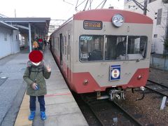  近江八幡まで乗り通しました。途中の彦根駅から大勢の参拝客が乗り込み、高宮駅で降りていきました。その後八日市駅まではガラガラで、そこからは近江八幡に近づくにつれて乗客が増えてきました。
