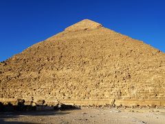 カフラー王のピラミッドを見上げる。
先端に残る化粧石が特徴。
建設当時、ピラミッドはあの化粧石で覆われていた。
ピラミッドが壊されたのは化粧石も目的だったらしい。
どんだけ綺麗な姿をしてたんだろ。