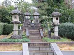 【勝海舟夫妻墓所】
勝海舟は明治23年1月19日没。勝海舟の墓は向かって右。奥方は左。