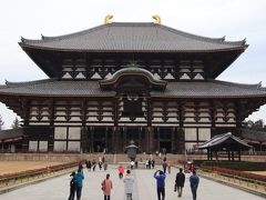 国宝。当初の大仏および大仏殿は、聖武天皇の発願により、8世紀に造られたものであったが、その後2度の兵火で焼け落ち、現存する大仏殿は江戸時代の再建。