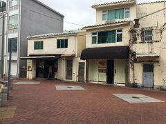 やっとお目当ての【ロードストーズベーカリー】到着
思ったより地味な印象、行列もないし・・
実はテイクアウトだけなので行列ができてもすぐはけてはまた行列・・の繰り返しでした。この時はたまたま運が良かっただけでした。

