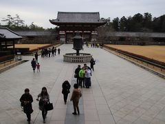 大仏殿から見た中門

重要文化財。金堂（大仏殿）の手前にある入母屋造の楼門（2階建ての門）。享保元年（1716年）ごろの再建。