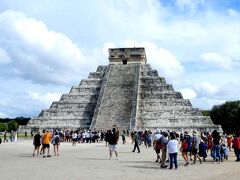 マヤの最高神であるククルカンを祀っているピラミッド（神殿）、「エル カスティーヨ」です。（「castillo」とは「城」ですが。）
４面にある階段はそれぞれ91段で、最上段ひとつを合わせて365段あり、１年を表しているそう。
そのほかにも、マヤ文明が栄えていた頃のツォルキン暦にあーだこーだで合致するとかいろいろガイドが説明してくれましたが、それほど興味がないジャンルを英語で聞いたので、頭に留まっていません。
そにかく、別名「暦のピラミッド」。
