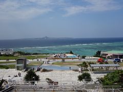 本部半島の先端に位置する海洋博公園は、遠浅の海が目の前に広がり、南国ムード溢れる風景が広がっています。