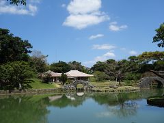 回遊式庭園ですが、純和風ではなく、御殿や橋のアーチ、六角堂など、琉球様式も多分に取り入れられた庭園です。