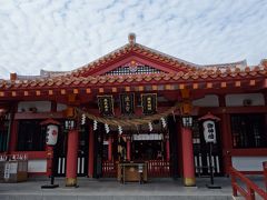 波上宮の本殿と拝殿は、平成5年に再建されました。
沖縄伝統の紅型で美しく染色されたお守りを受ける事も出来ます。