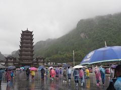 仕事終え広州空港から張家界空港へ。
ホテルの到着は深夜。
宿は町の中心近くの張家界绿博大酒店。
観光初日は朝から強めの雨。現地に到着するも雨は上がらず。
雨合羽はホテル前に待ち伏せた現地の押し売りのおばちゃんから購入。
いざ武陵源へ。入場ゲートは凄い人でなかなか進まず。やっとの思いで園内の周回バスに乗り込み、ガラスのエレベーターの百龍電梯へ