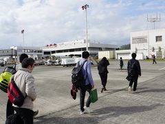 おっ、ラッキー。
奄美空港でも徒歩移動でした。
これまで、奄美ではバス移動ばかりで。
