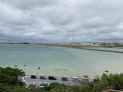 あいにくの曇りでしたが、1月なのにこの海の色。沖縄という感じです。

東京から着てきたダウンはさすがにいりません。
