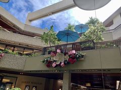 ランチ後はやっとこさでショッピングに
なんせ残り2日だから少しは買わないと～～
(仕事着ですがね)

ロイヤルHCは、もはやクリスマスバージョン
早いですね～～
