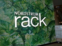 ノードストロームラックです。

私はこちらで靴一足と滞在中に着るＴシャツを購入、奥さんは甥っ子へのお土産を物色しましたがいい物がなかったらしく何も買わずに退店。