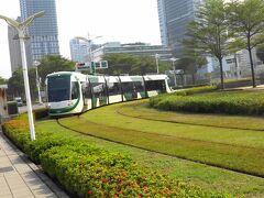 ＬＲＴの駅に戻ったら、きた～
ギリギリ間に合って、車内にもＩＣカードの端末あり、タッチ
このシステム、乗車時のチェック無く民度の高い国でないとダメかな