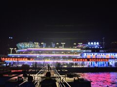 朝天門７号埠頭に
チケットを買った船が泊まっていました。
キンキラキンだ。