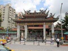本日の観光はまずは龍山寺から。
台北に来るときは一度はお参りに来るようにしています。