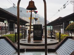 旅立ちの鐘・幸福の泉
そして０浬
九州鉄道の始発駅ですからね。
このスポット、外国人を始めとして記念写真撮影に人気のスポットでした。