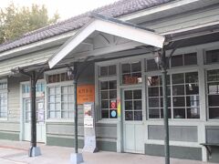 帰りは嘉義駅の１つ手前の北門駅で降りました。
この駅の駅舎は鉄道開業以来の由緒ある駅舎が残っています。