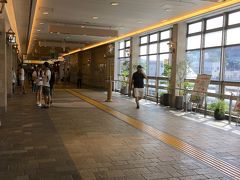 この日はJR大船駅で東海道線を降り、鎌倉方面へ向かうため横須賀線に乗換え。
乗換えのためホームから階段を上がると、そこは駅ナカになっていました。
