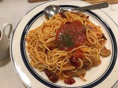 結局、ゴールの代々木駅までお昼ごはんを食べれず。

駅前あたりで激辛スパゲティ屋さんなる店を見つけて入ることに。

私が頼んだアラビアータ、辛さ度普通。

まあ、辛くないけど生麺がなんかブニョブニョして私の好みではなかったです。

全品550円という安さはさすが学生の街。