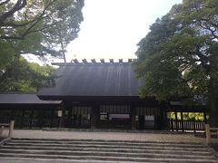 金曜日仕事をしながら名古屋まで移動して熱田神宮へ。
ここはいつも静けさが漂っている気がします。広いですし。時期的に緑も多くていやされました。
