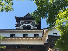 神社のお社を抜けて、小高い山を登った上に天守が鎮座しています。国宝！
天文6年織田信康によって創建された、現存する日本最古の木造天守。
名古屋などから少し離れているので、城下ともども空襲等の被害を免れたのでしょうね。