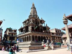 ダルバール広場
　古い方のクリシュナ寺院 は北側にある四角形の寺院です。
