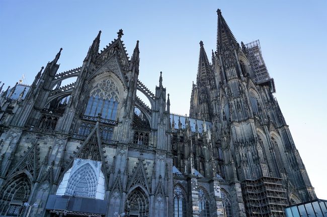 大聖堂を見上げながらホテルに向かいます。<br />テラスを歩いている時、クリスマス・マーケットがチラッと見えました。